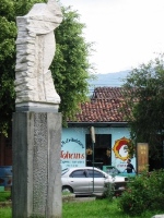 Escultura en mármol: "Cercanía y Soliidaridad"