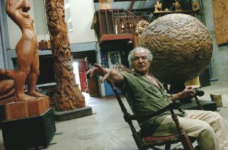 Néstro Zeledón en su taller, 2009