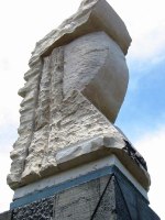 Escultura en mármol: "Cercanía y Soliidaridad"
