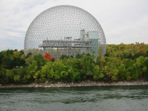 La-Bioesfera-del-arquitecto-Fuller-en-Montreal-a-la-que-deben-su-nombre-los-fulerenos