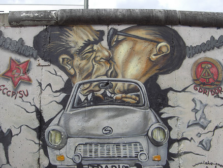 Beso fraternal en Travi