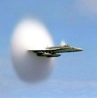 FA-18 rompe la barrera del sonido
